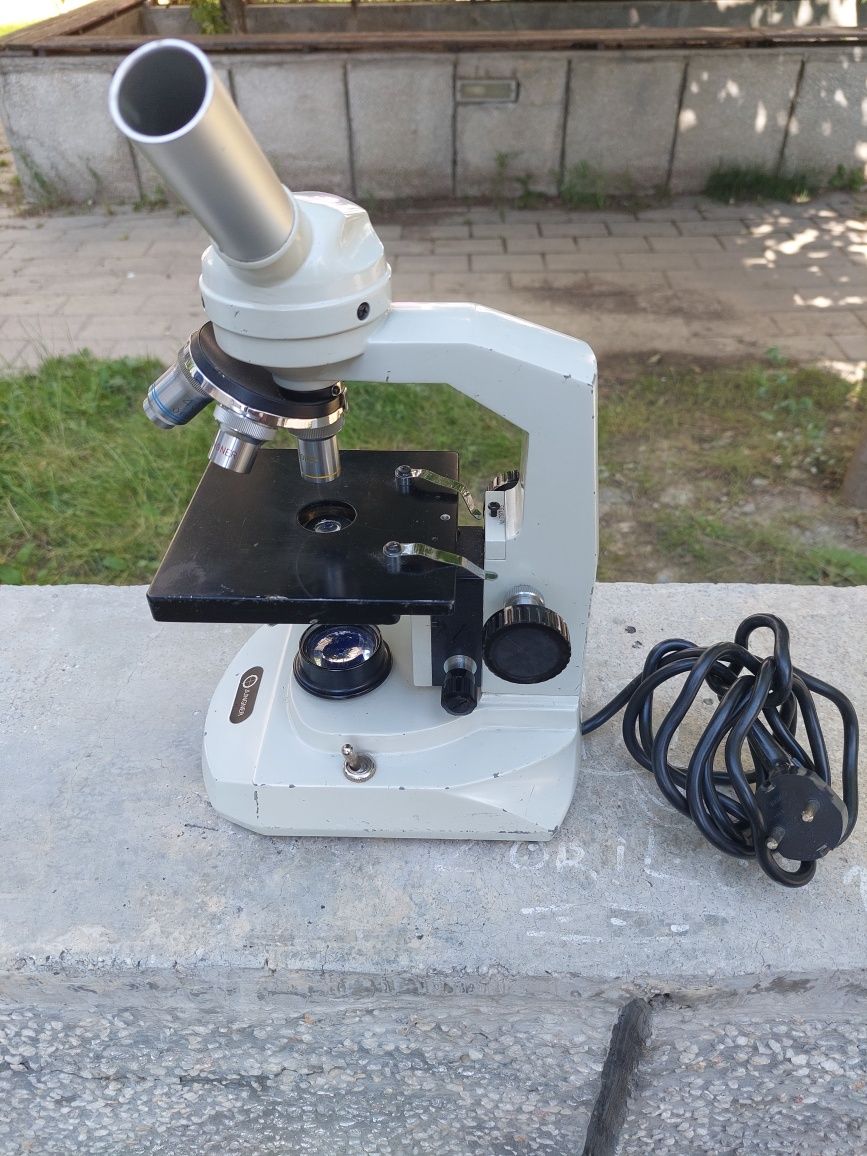 Microscop laborator