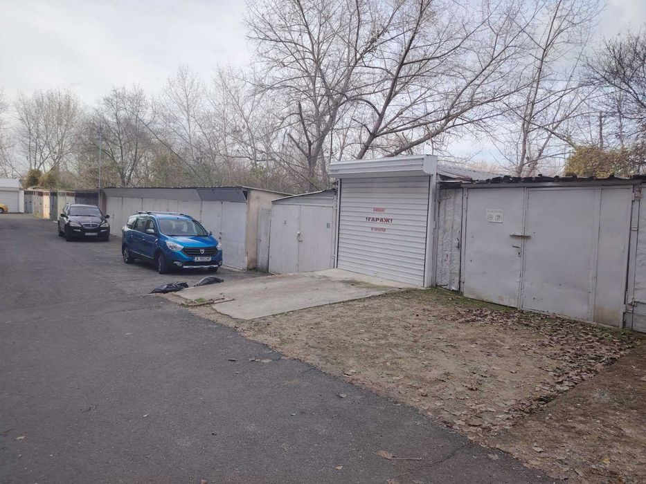 Паркомясто точно зад Общината до ул. Еделвайс