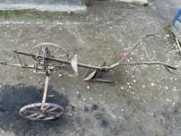 Vând plug, decorațiune