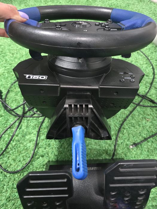 Vând PS4 plus volanul