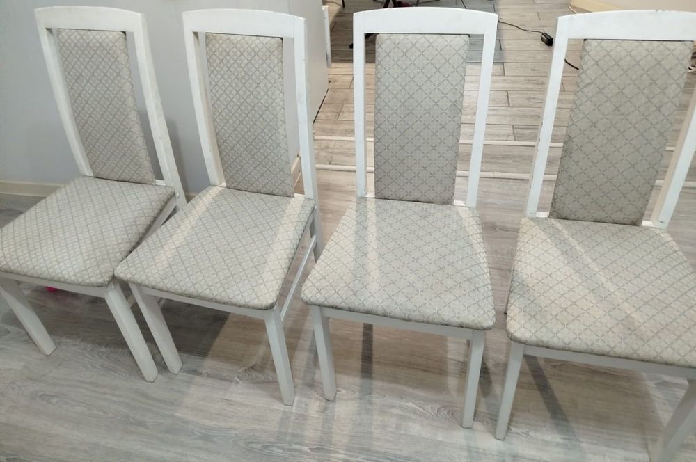 Стулья с мягкой обивкой 4 штуки