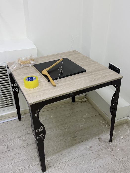 Стол квадратный.