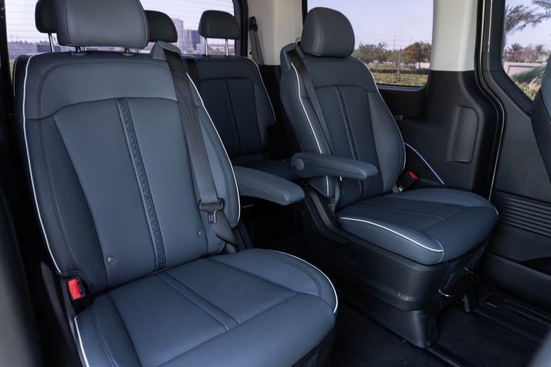 Аренда авто с водителям Hyundai  Staria