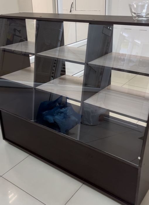 Продам стеклянную витрину