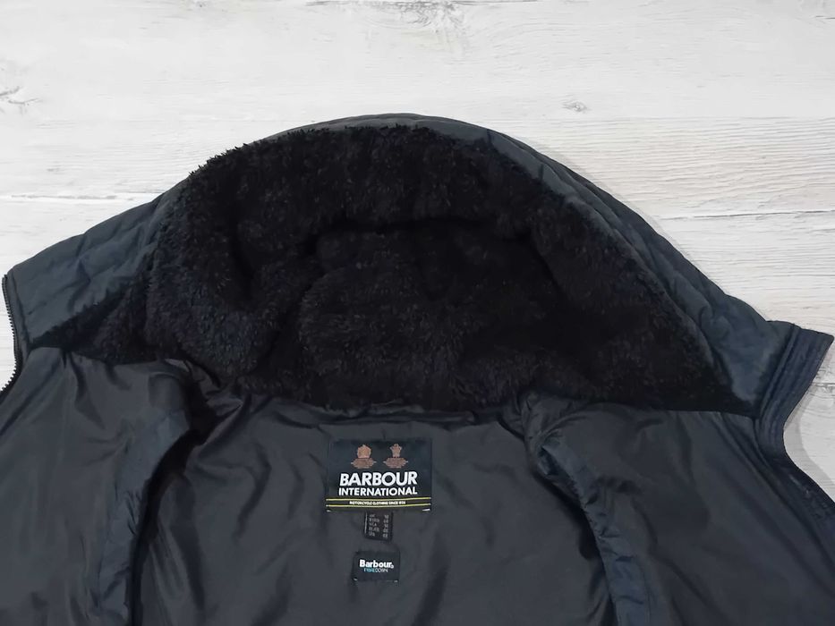 Vestă lungă Barbour B. INTL BOSTON GILET FibreDown, mărimea 44-46