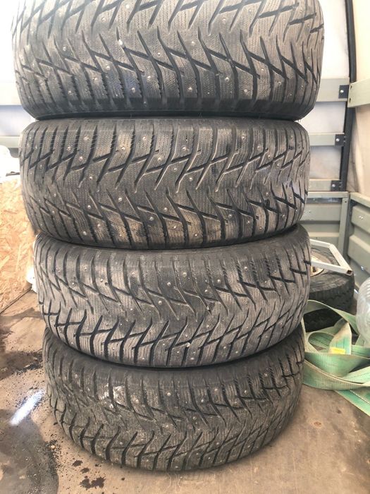 Продам зимние шипованные шины в комплекте 4 штуки