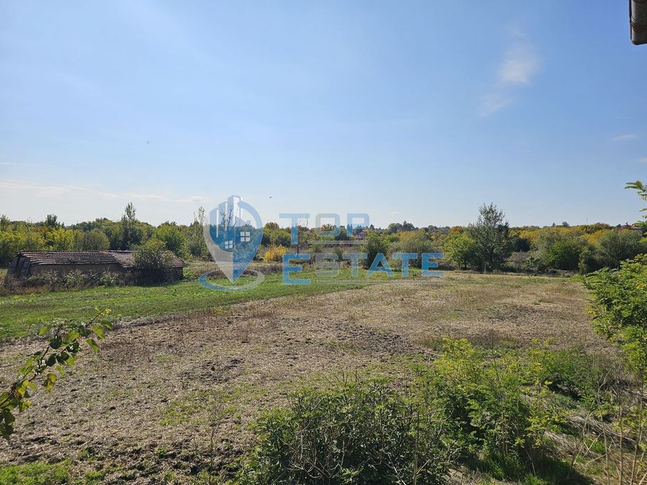 Масивна двуетажна къща с голям двор в с. Драгомирово, В. Търново