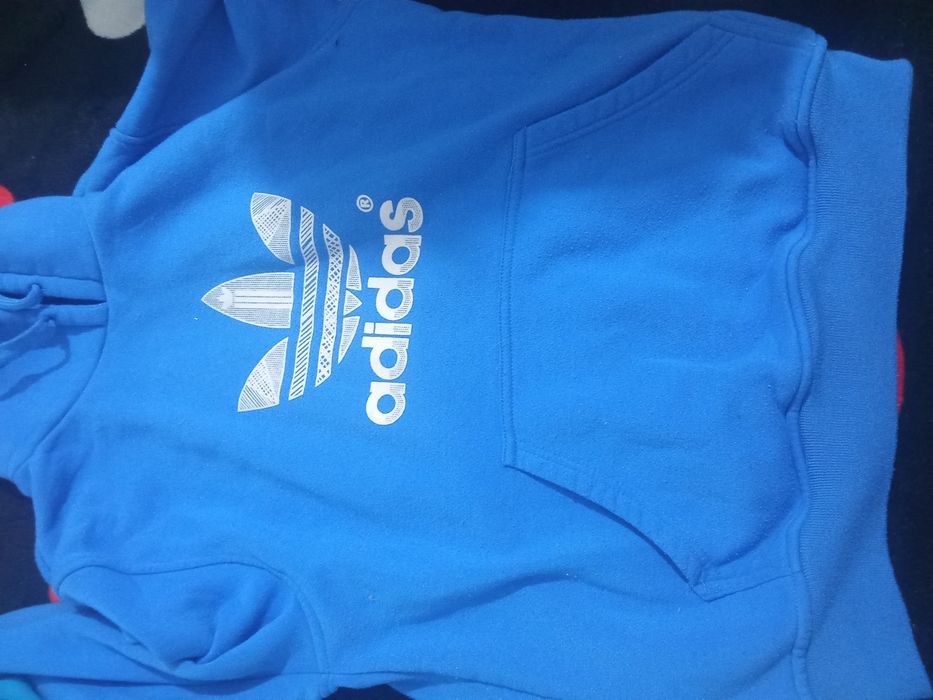 Vând bluza adidas albastra