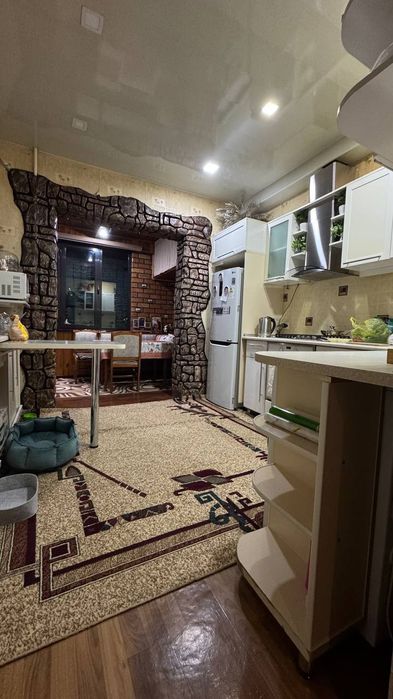 Продается квартира 4х-комн/4/9 Спутник 16, 94 м² Срочно