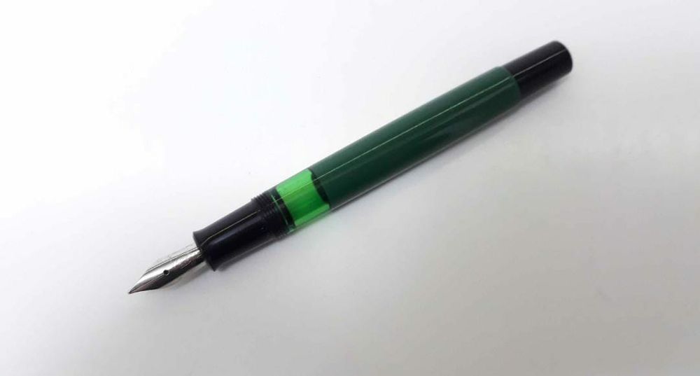 Stilou Pelikan M150, verde si negru