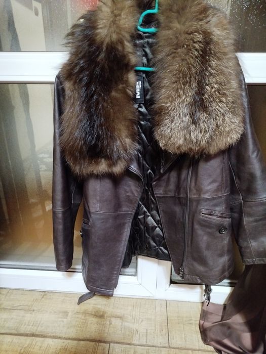 Vând haina de piele naturală