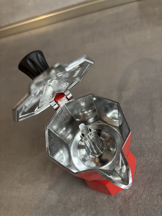 Червена малка кафеварка