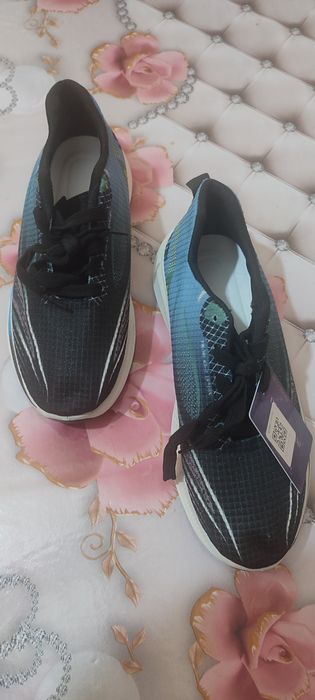 Продам новые кроссовки