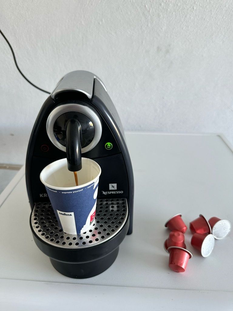 Nespresso кафе машина с капсули