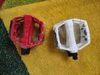 Set 2 pedale din aluminiu, alb sau rosu, banda reflectorizanta