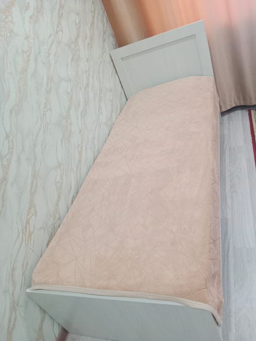 Кровать односпальная.