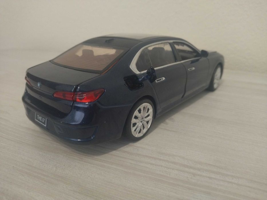 Метална количка BMW i7 !!!
