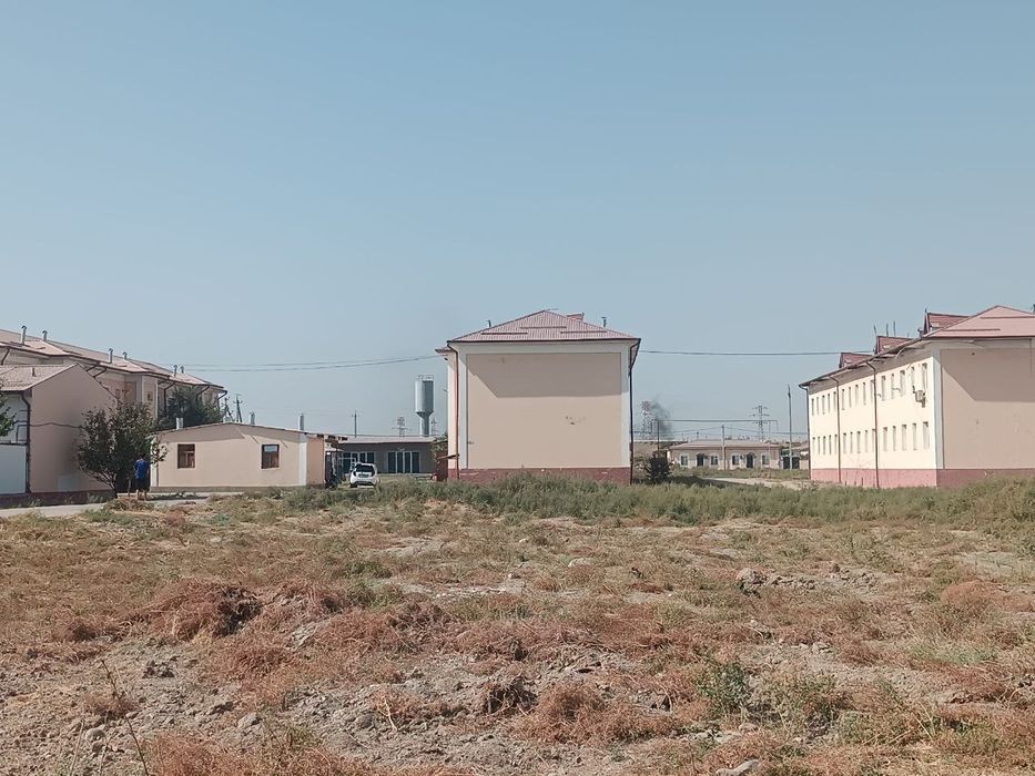 Куп каватли уйларнинг тагида жойлашган Ду́кон