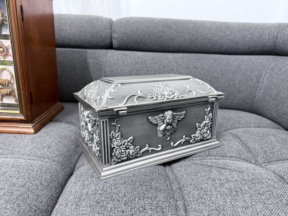 Cutie dijuterii din antimoniu