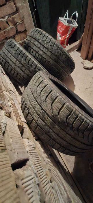 Pirelli 245 40 18 - 60лв и Nexen 225 45 17 - 50 лв.