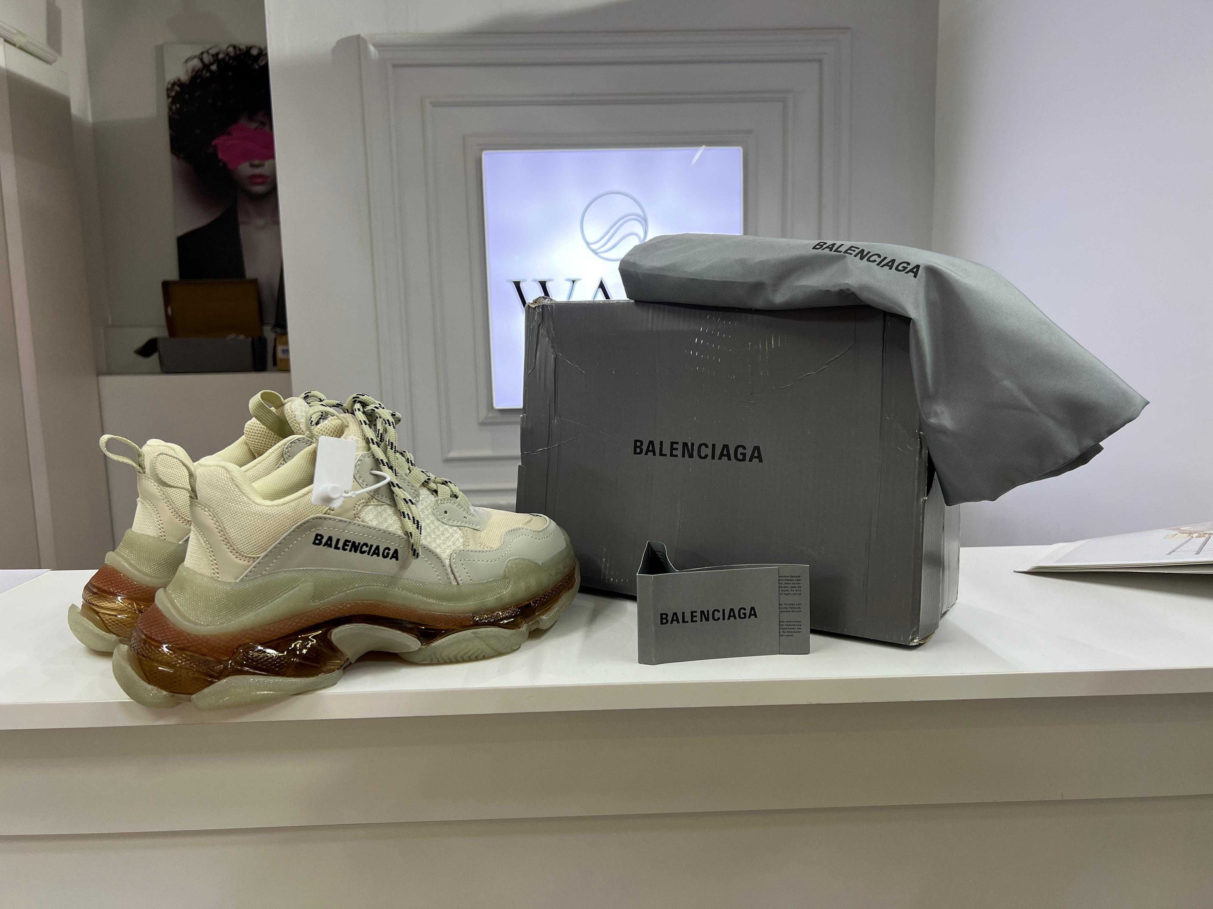 Balenciaga Triple S. Кроссовки