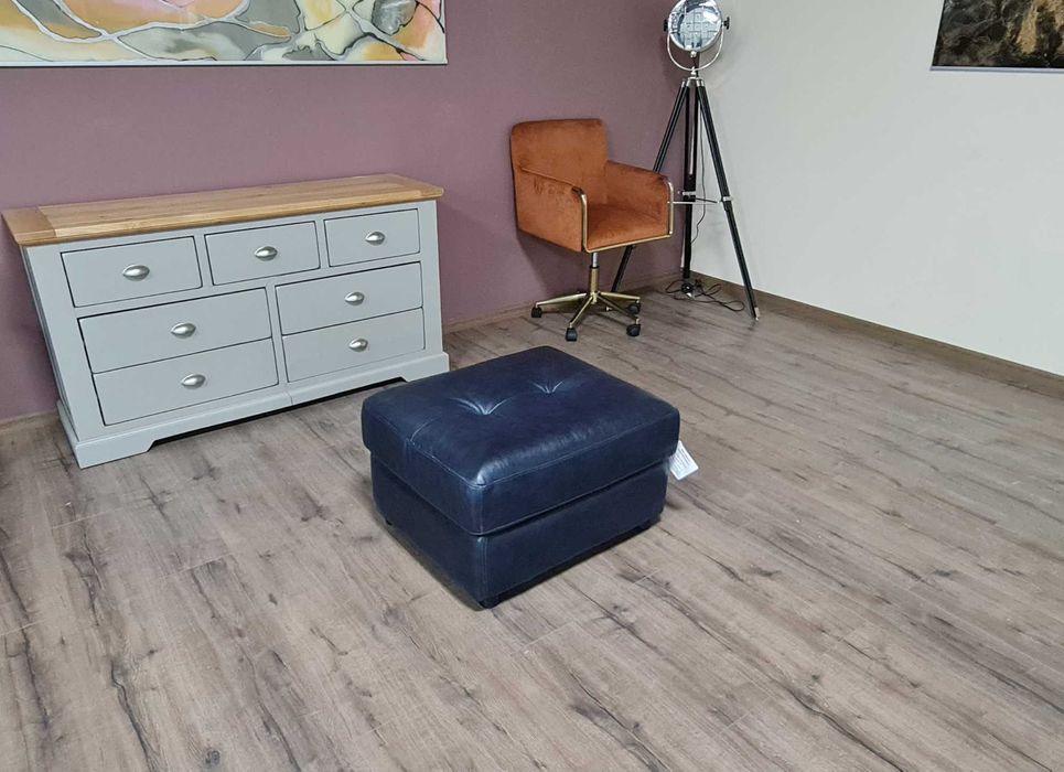 Синя кожена табуретка