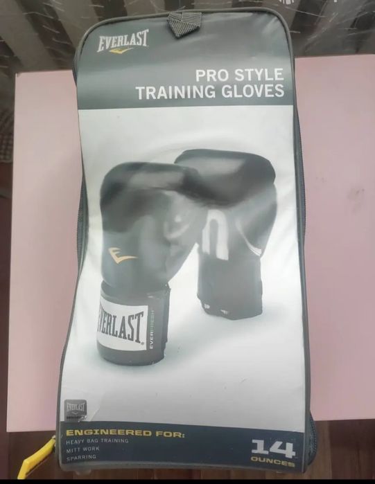 Продам шлем боксерский и перчатки 14 унцовые.