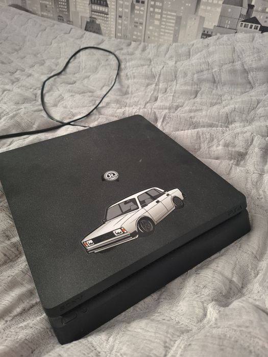 Продам PlayStation 4 slim