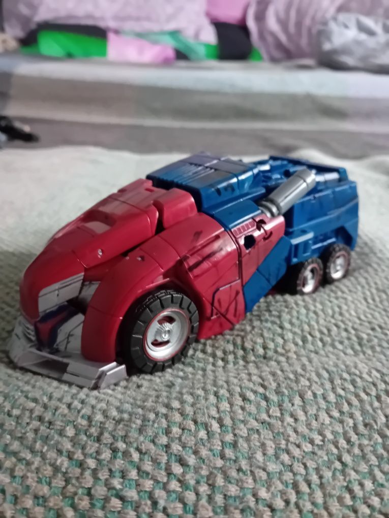 vând figurina Transformers Optimus Prime war for cybertron