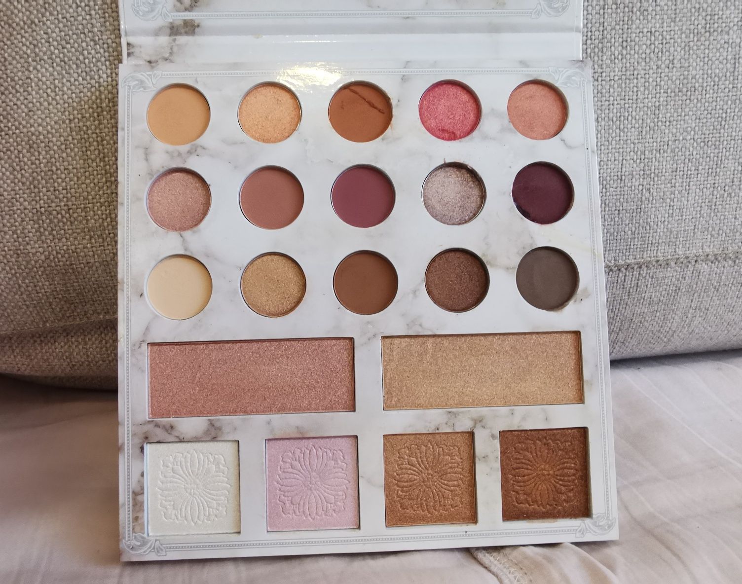 Палитра за сенки и хайлайтъри на BH Cosmetics ft Carli Bybel