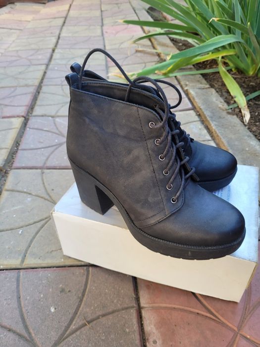 Ghete Bershka ,negre