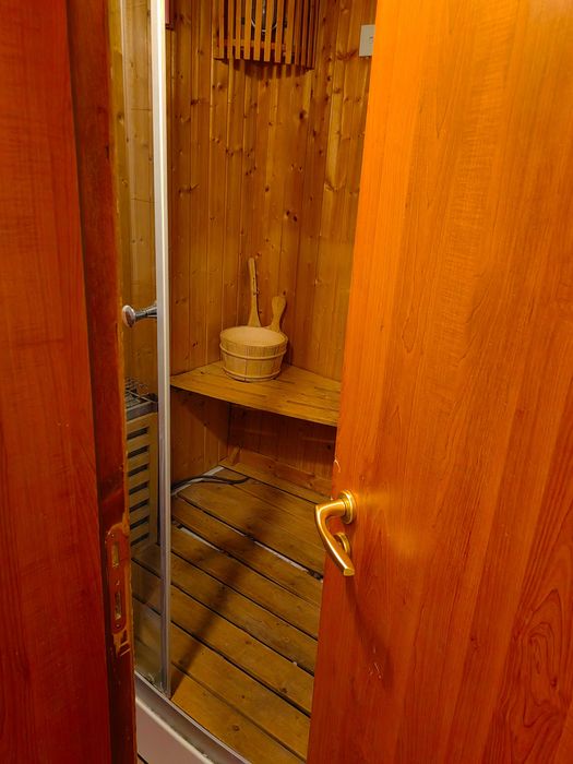 Дава се под наем Тристаен апартамент в Варна, м-т Евксиноград - 112 кв.м за 698.19 € - Снимка #13