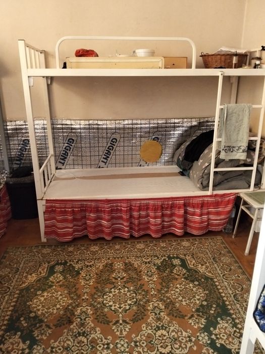 Qizlar va ayollar uchun yotoq joy.