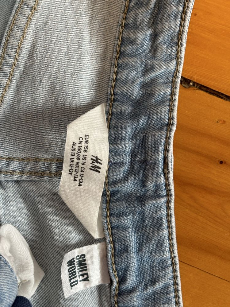 Дънкови гащи на H&M и платнени къси гащи на Nike