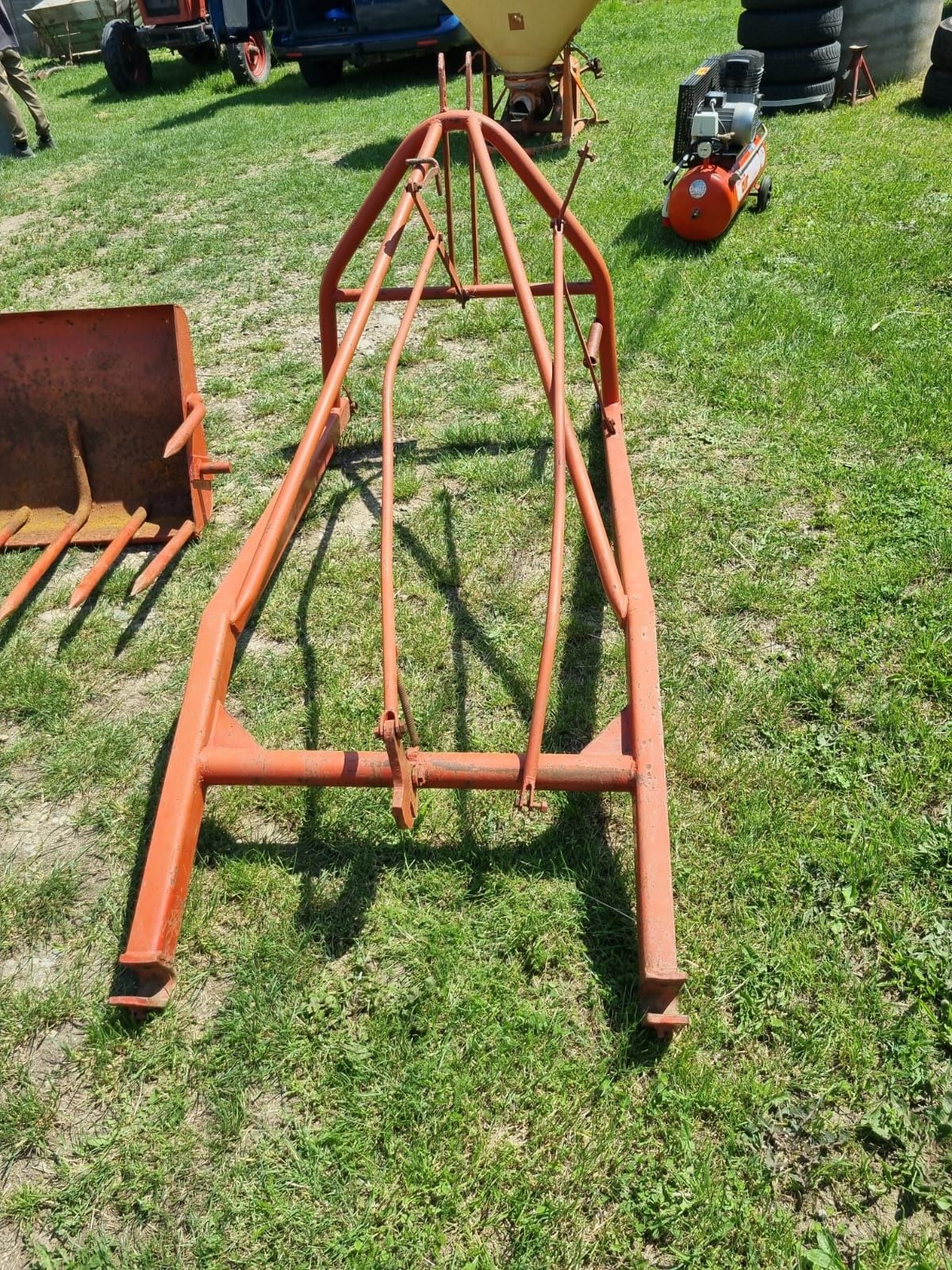 Incarcator in tiranti tractor