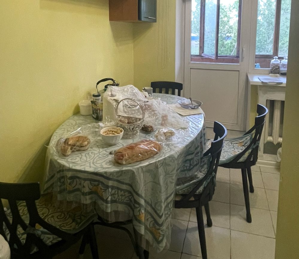 Кухонный стол со стульями