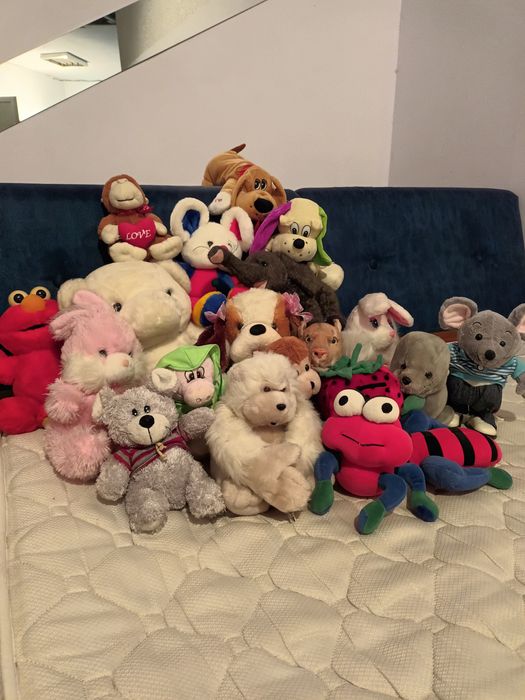 Голям мечок и плюшени играчки