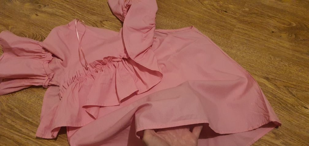 Bluza roz, cu o maneca și volane