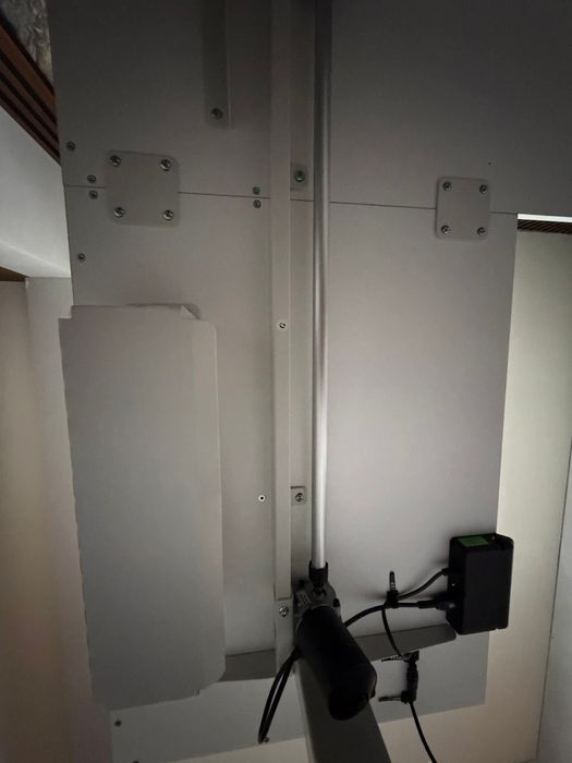 Регулируемо електрическо бюро