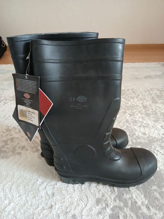 Сапоги резиновые с железным носком.