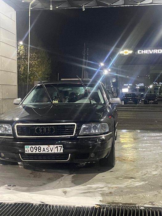 Ауди а8 Синий цвет объем 42 летает бензин не жрёт