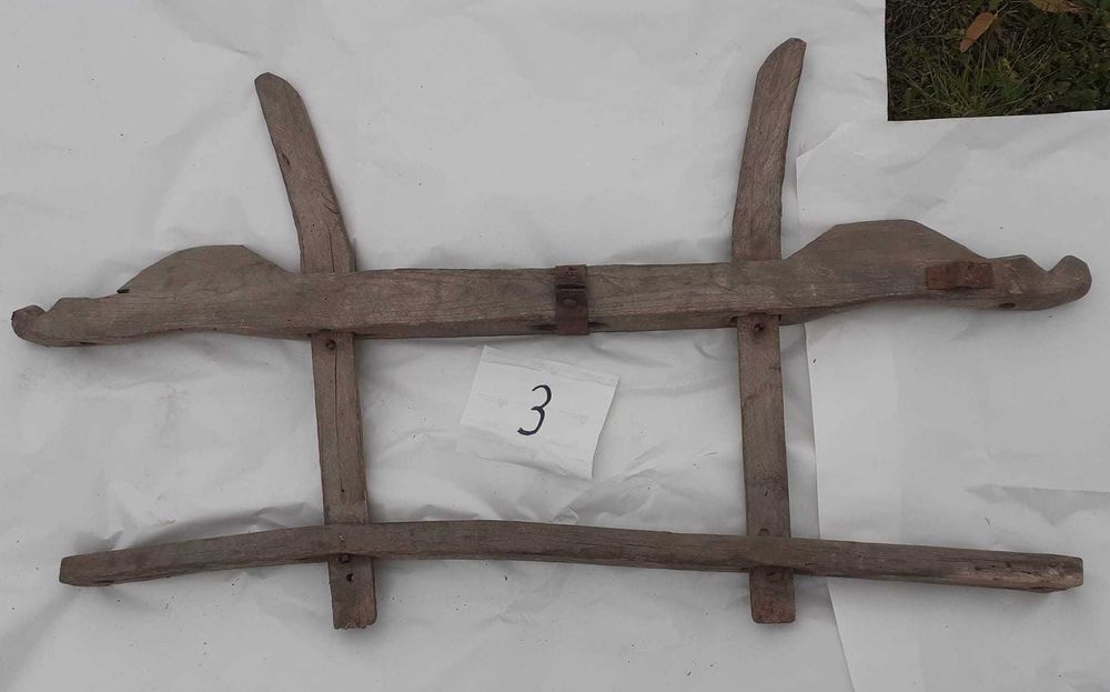 Jug din lemn pentru boi si pieptan (ragila) pentru canepa