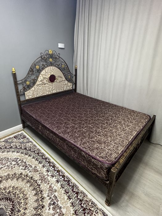 Кровать с матрасом