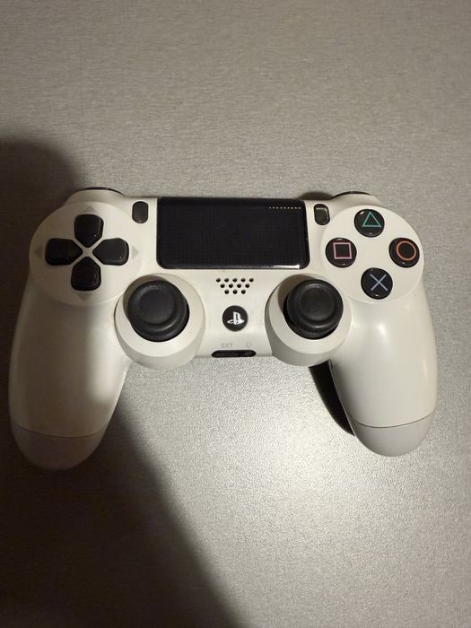 PlayStation 4 + 2 джойстика и подарък 2 игри