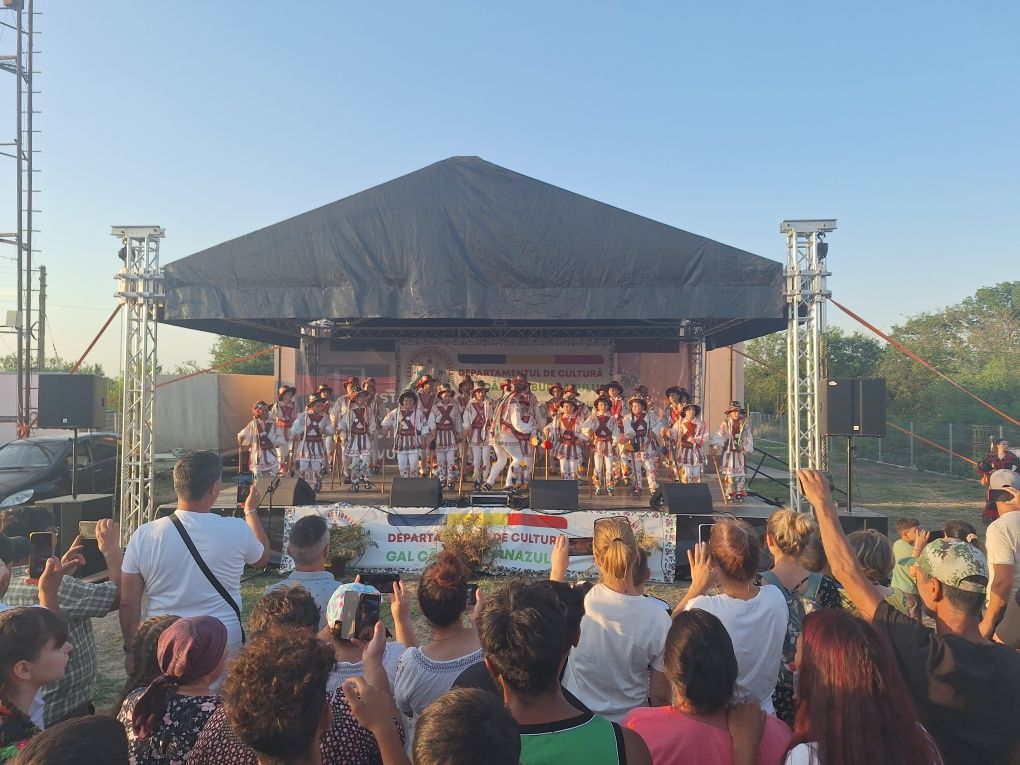 Scena in 2 ape 9x7m pt evenimente in aer liber