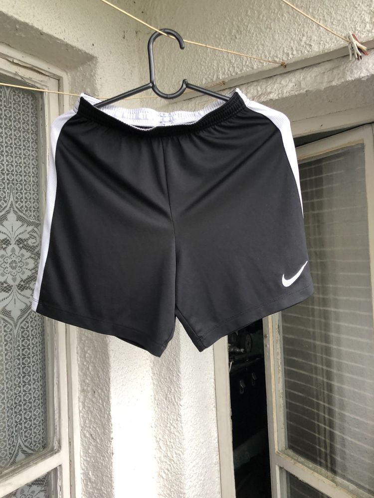 Nike детски къси панталонки в размер( до 158 см)