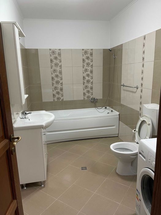 Casă cu grădină, în oraș, zonă A (zona piața Victoriei)