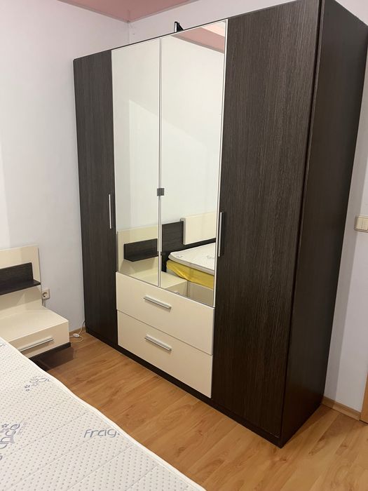 Запазена спалня с нощни шкафчета и гардероб + скрин