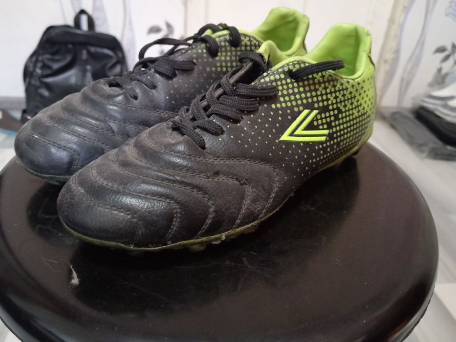 Футбольные бутсы любительские.