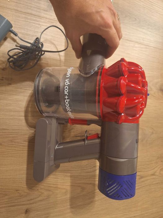 Aspirator vertical Dyson v6, baterie schimbata, perie cu lumina Led